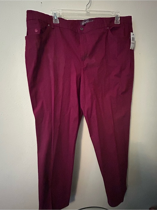 Gloria Vanderbilt Pants - NWT Gloria Vanderbilt Tapered Pants in Berry